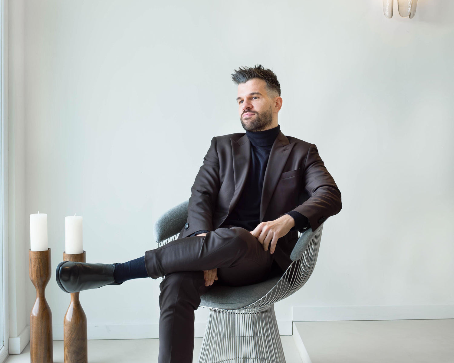 Stijn Baert in een donkerbruin kostuum