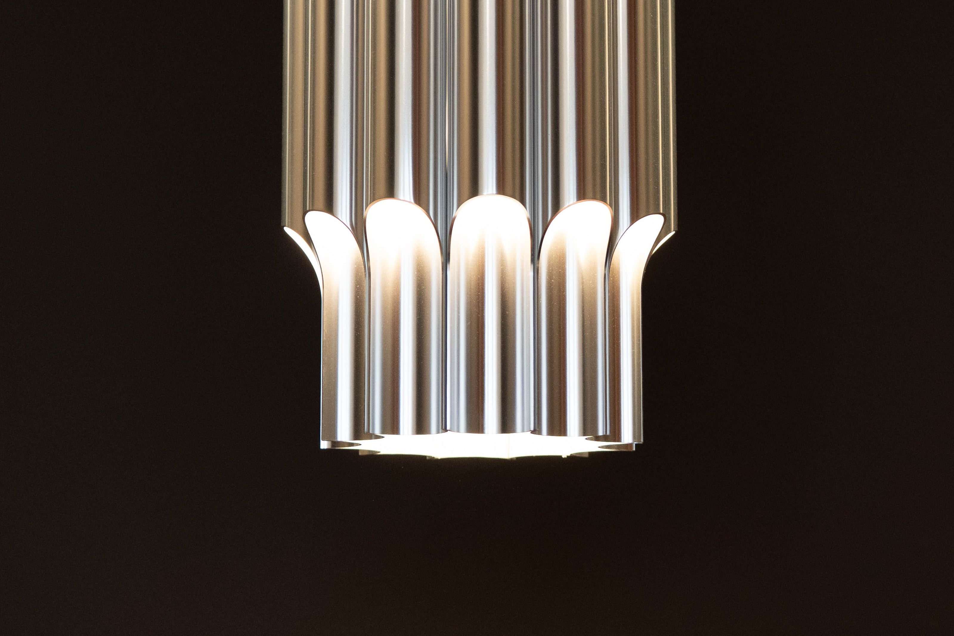 Hangend designer lamp die verlicht is in de winkel in Gent