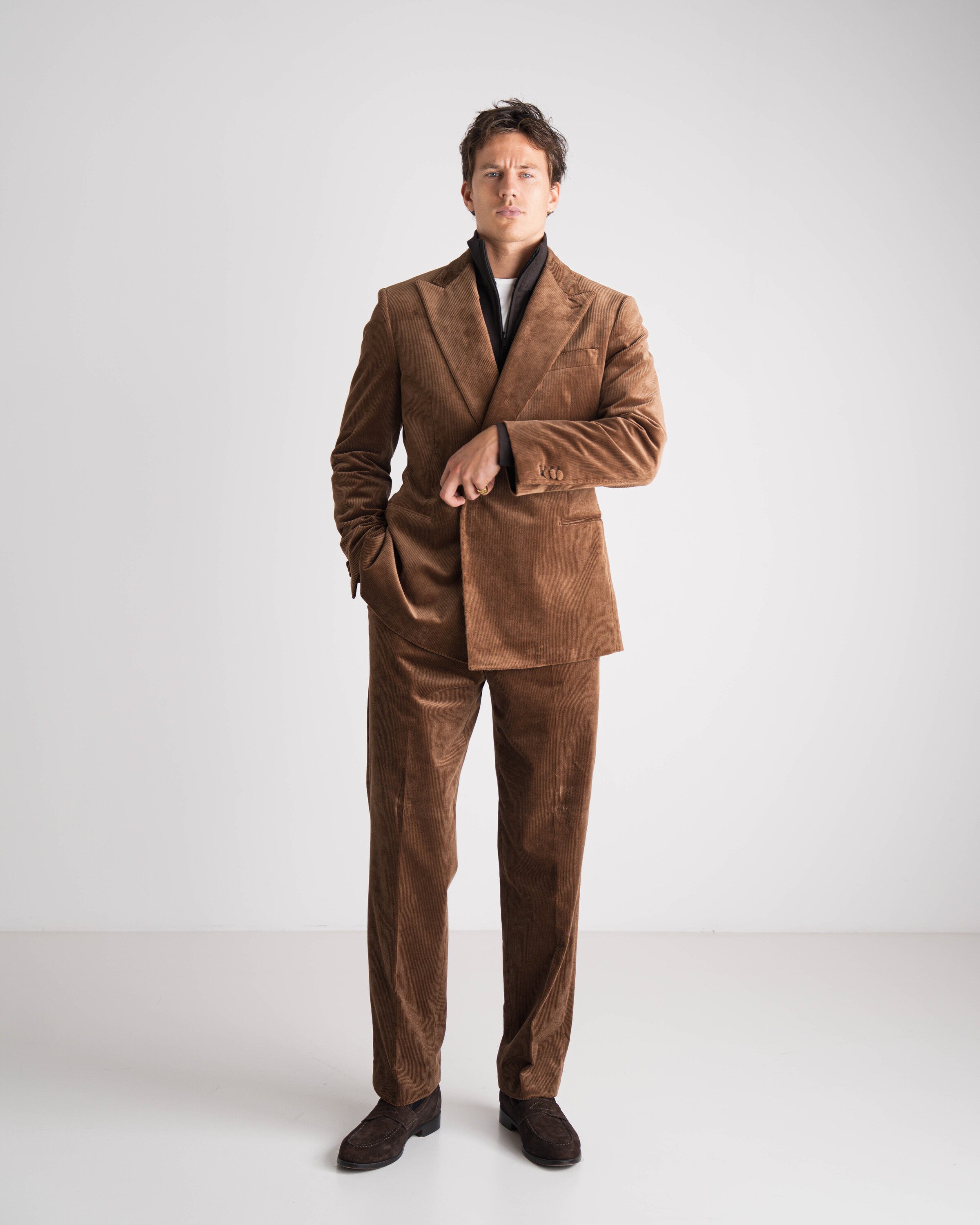 man in bruin kostuum met bruine trui