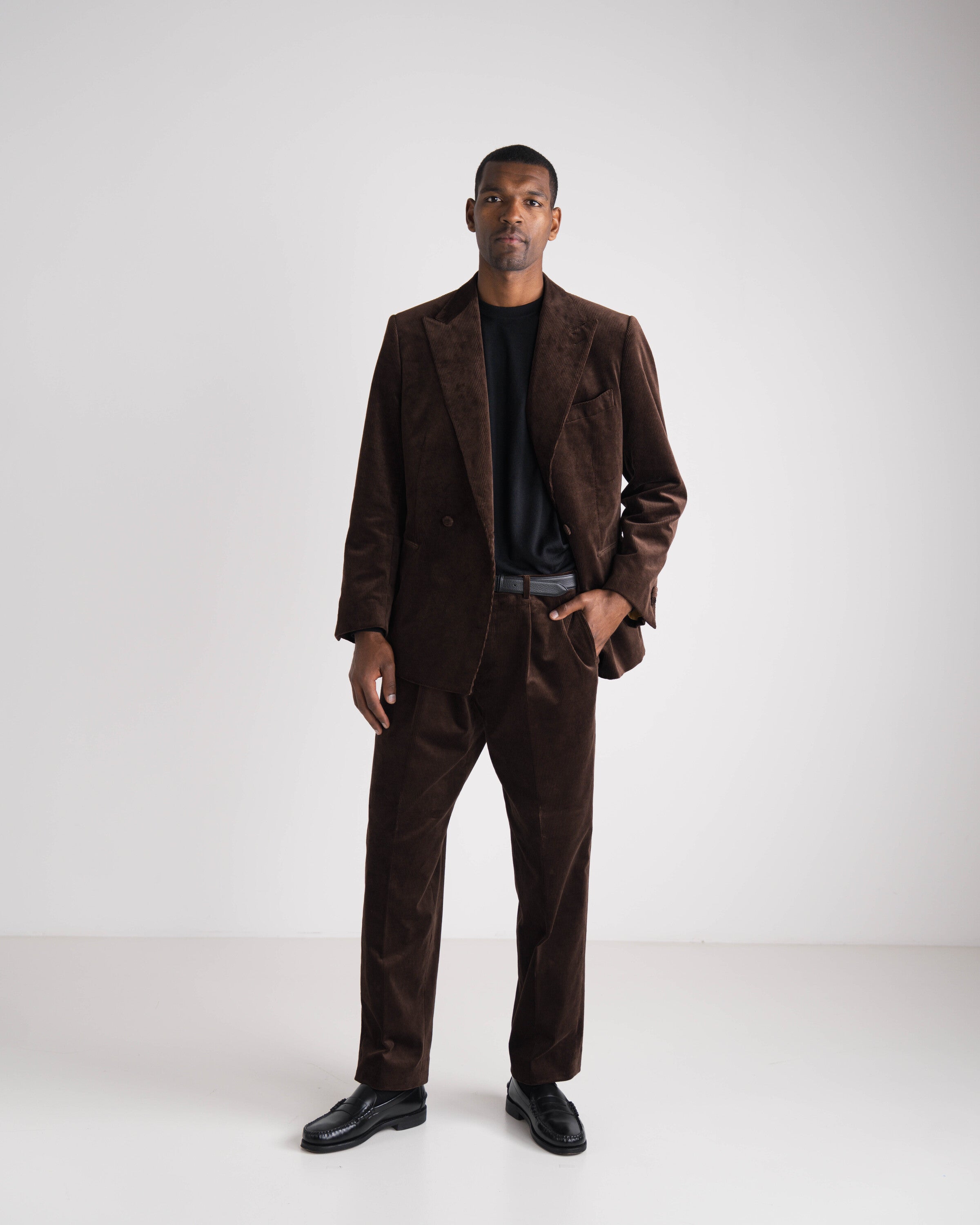 man in bruin kostuum met bruine trui