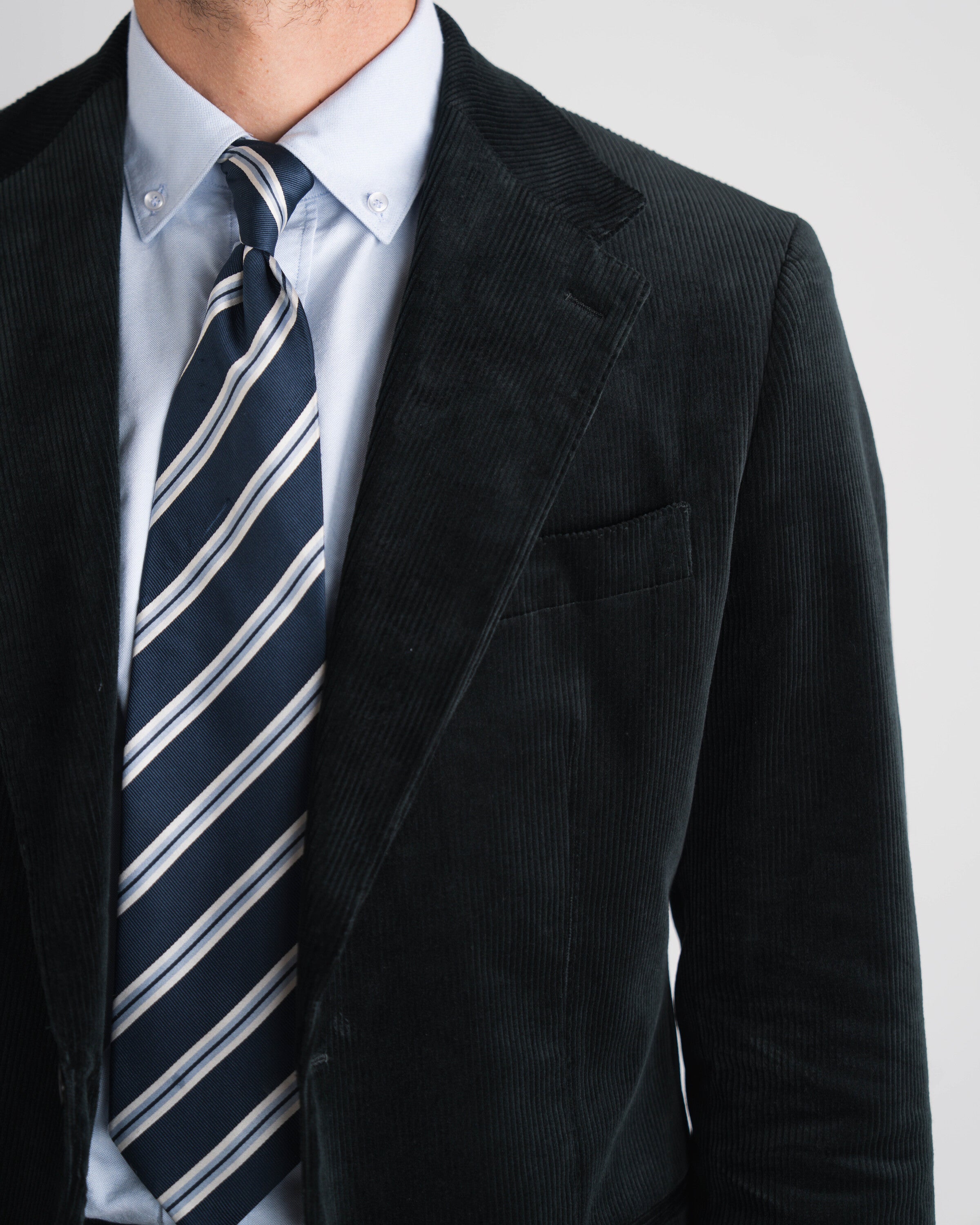 Ingezoomd foto op de vest van een man met een gestreepte das