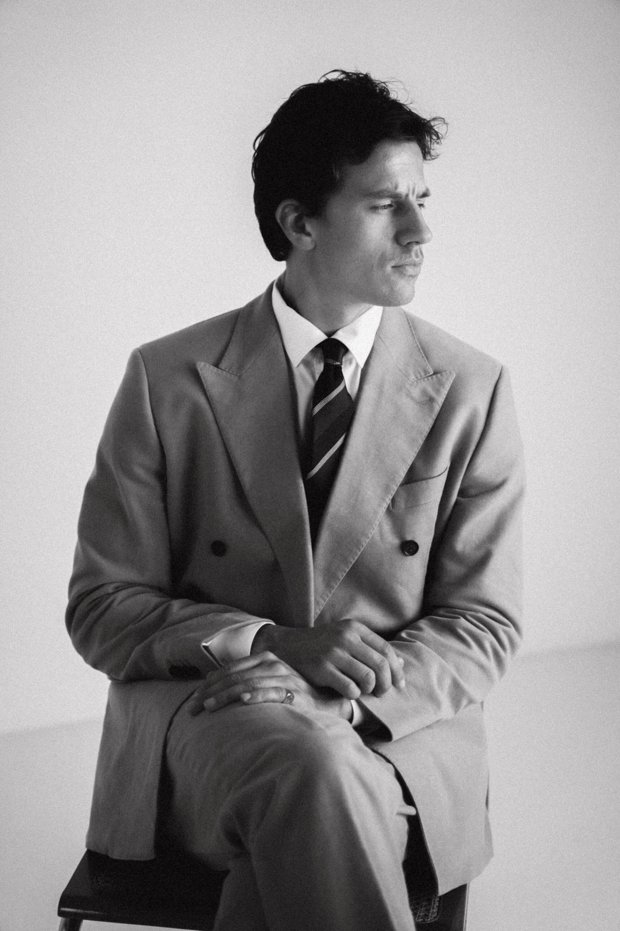 zwarte witte foto van een man in een maatpak