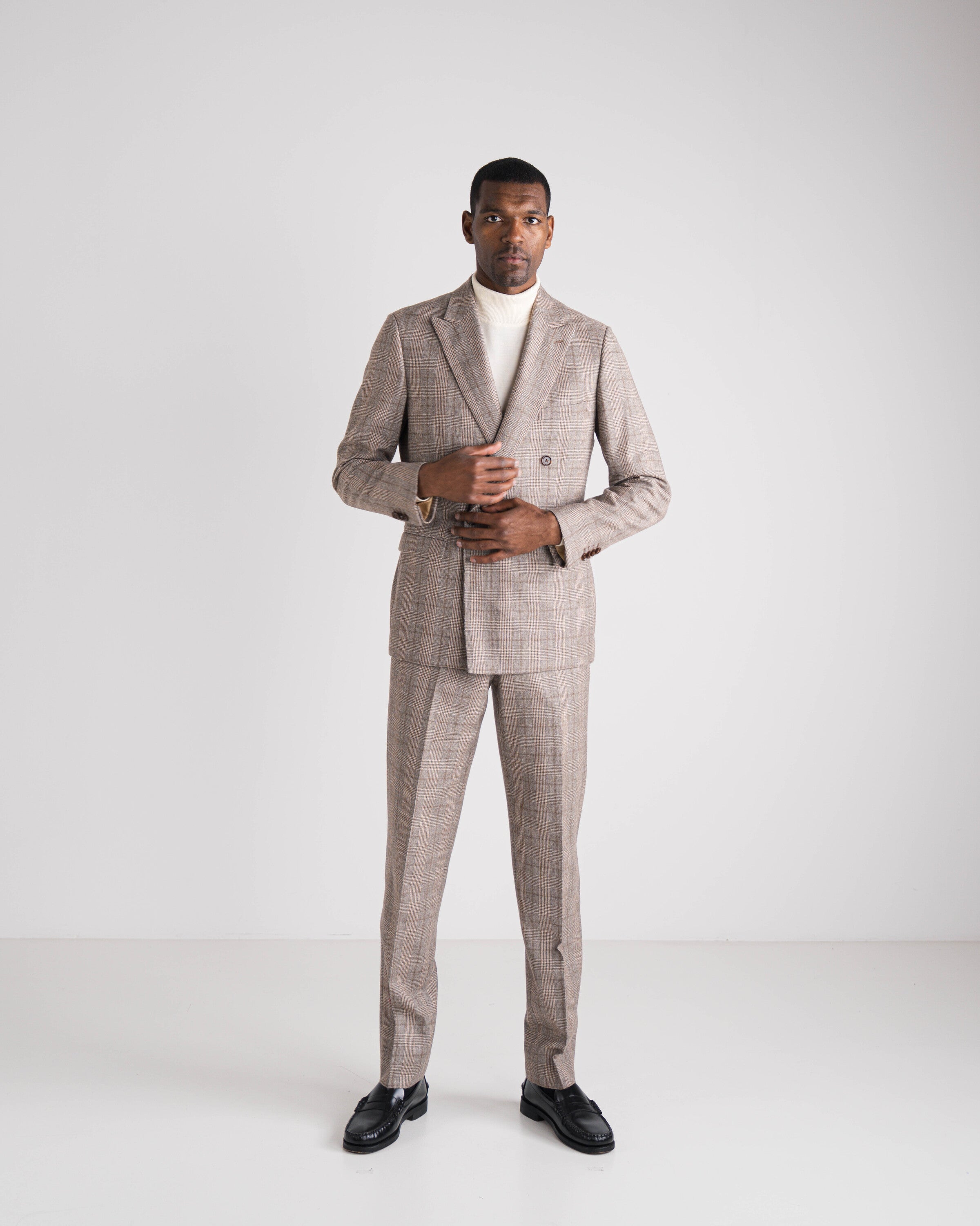 man met beige geruit kostuum double breasted