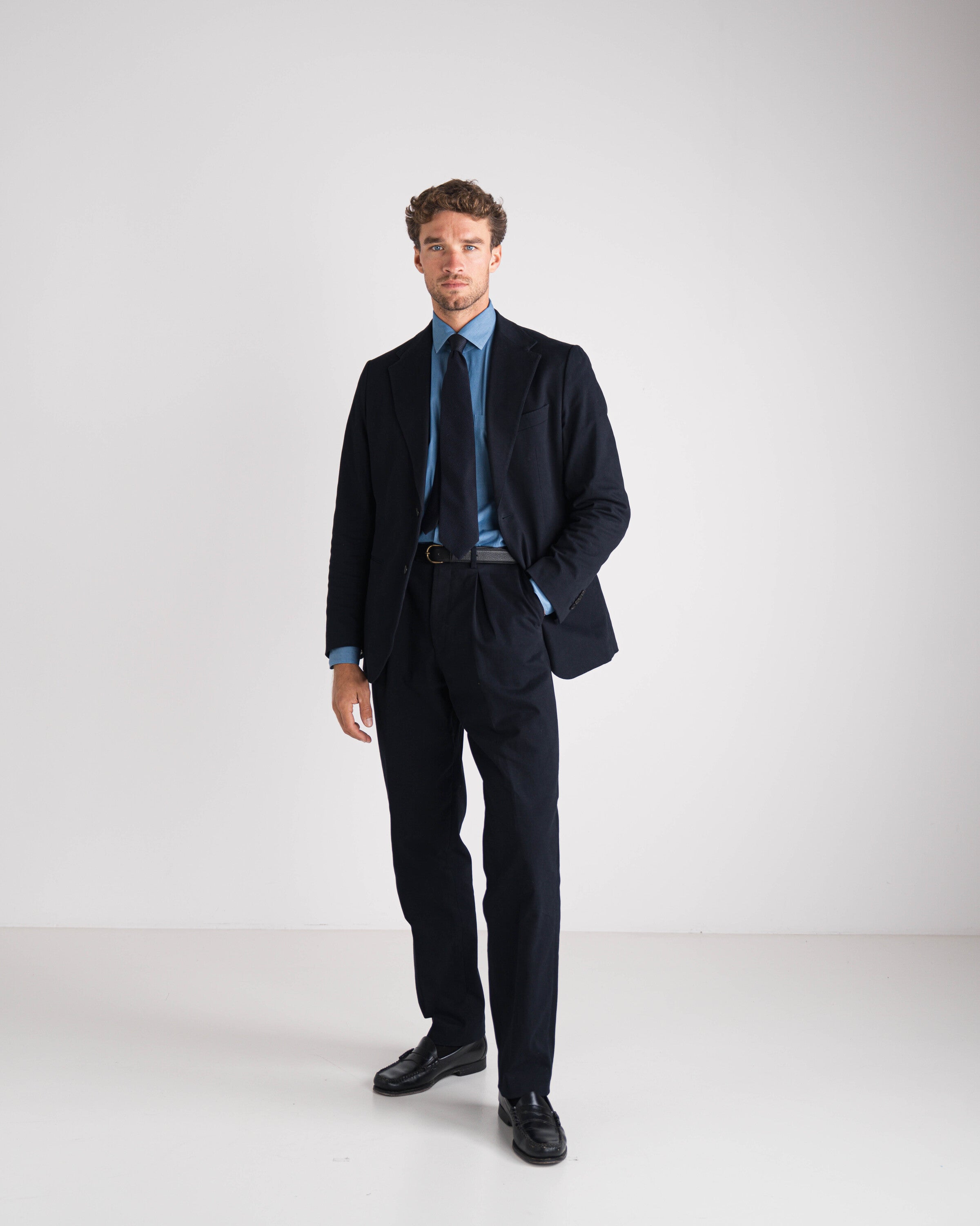 man in blauw kostuum met blauwe das