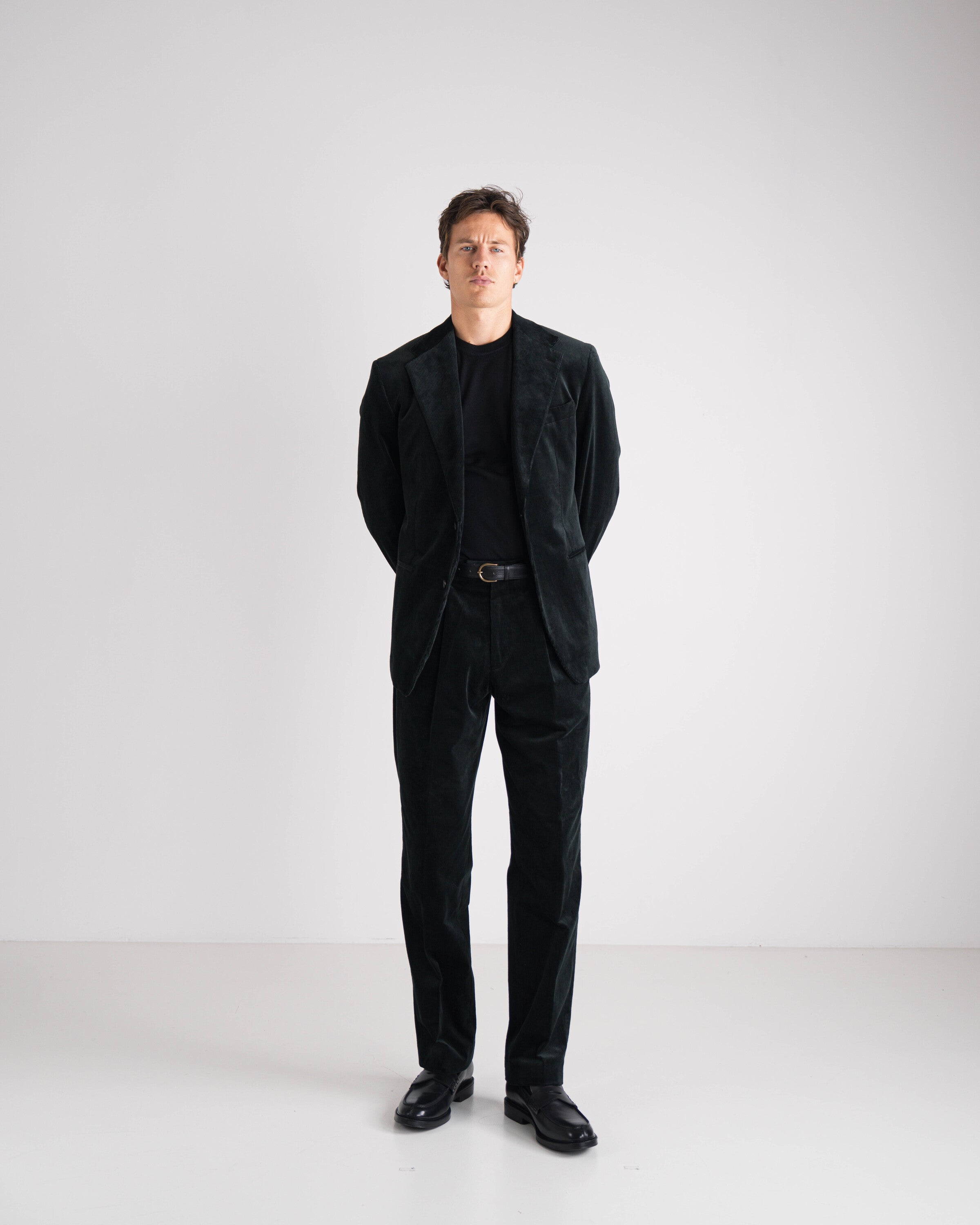 man in groen corduroy kostuum