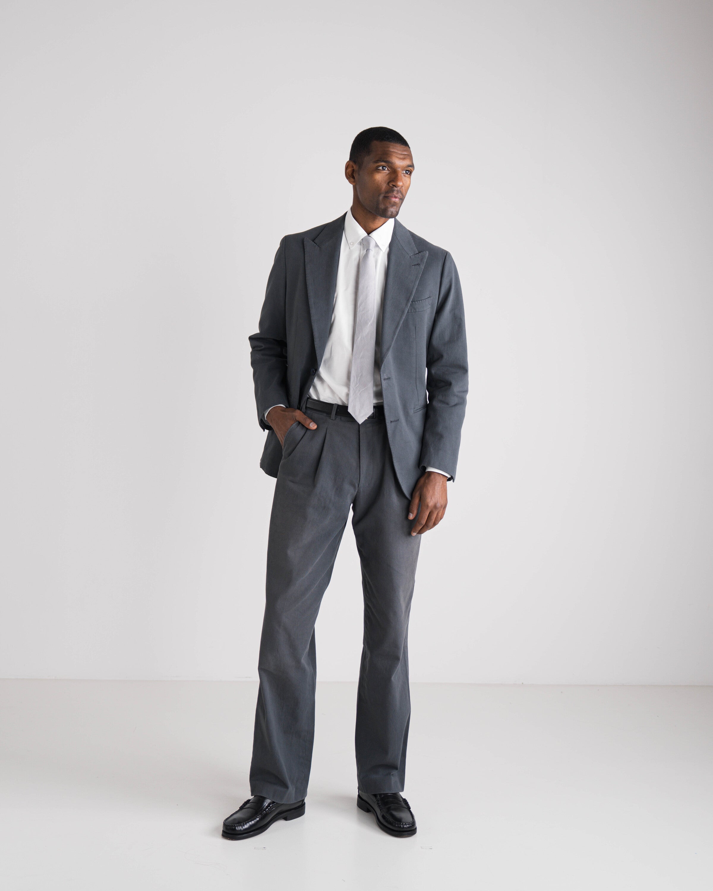 man in grijs kostuum met grijze das