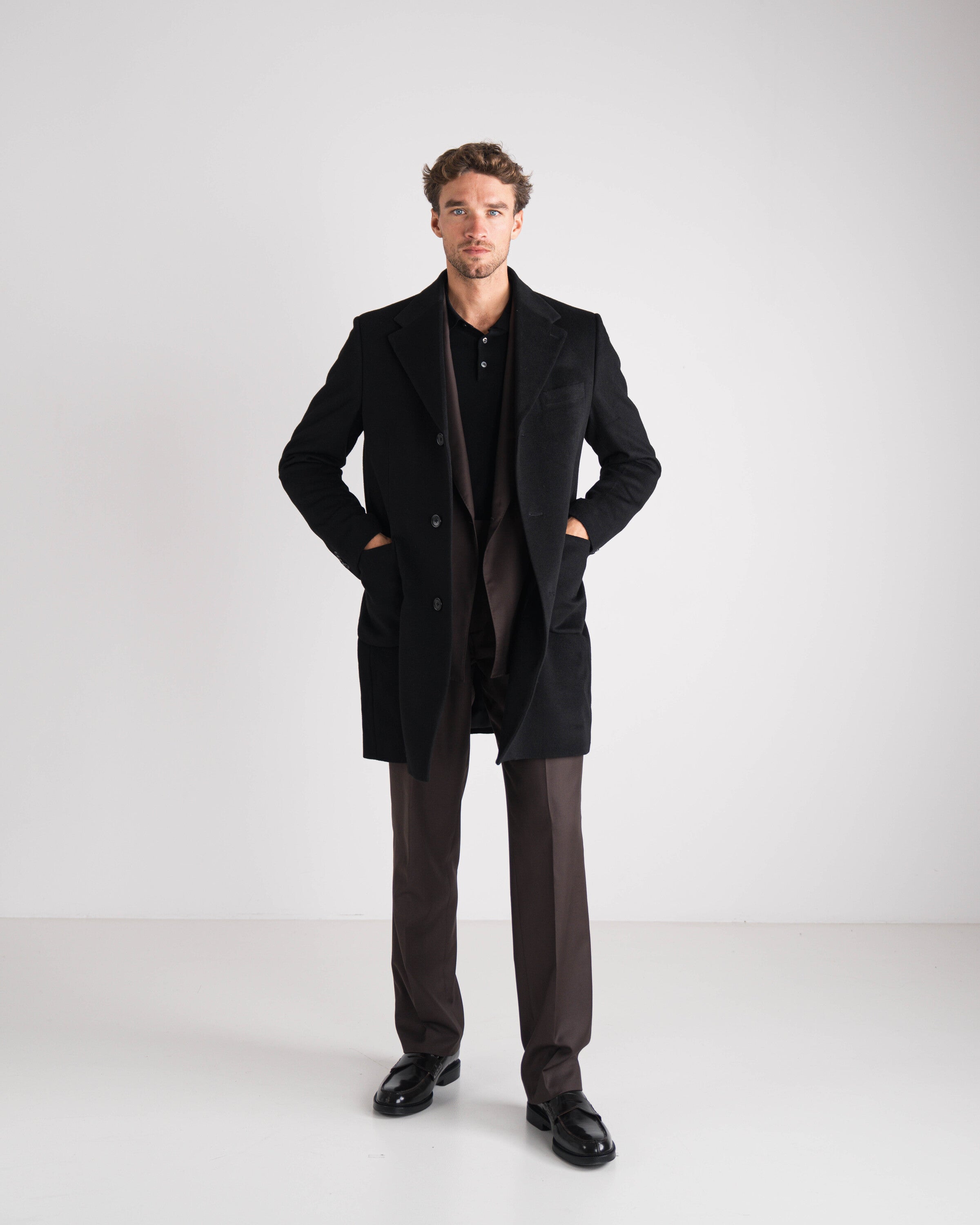 man in bruin kostuum met blauwe mantel