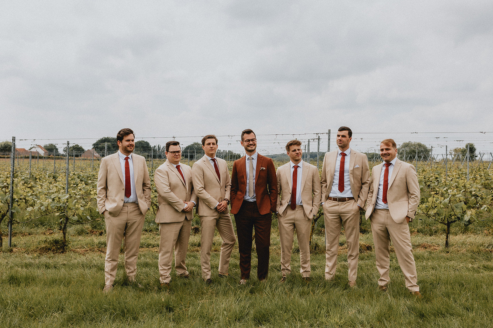 Elegant groomsmen in coordinated custom suits by Atelier ACÀN, perfect for a refined wedding aesthetic.