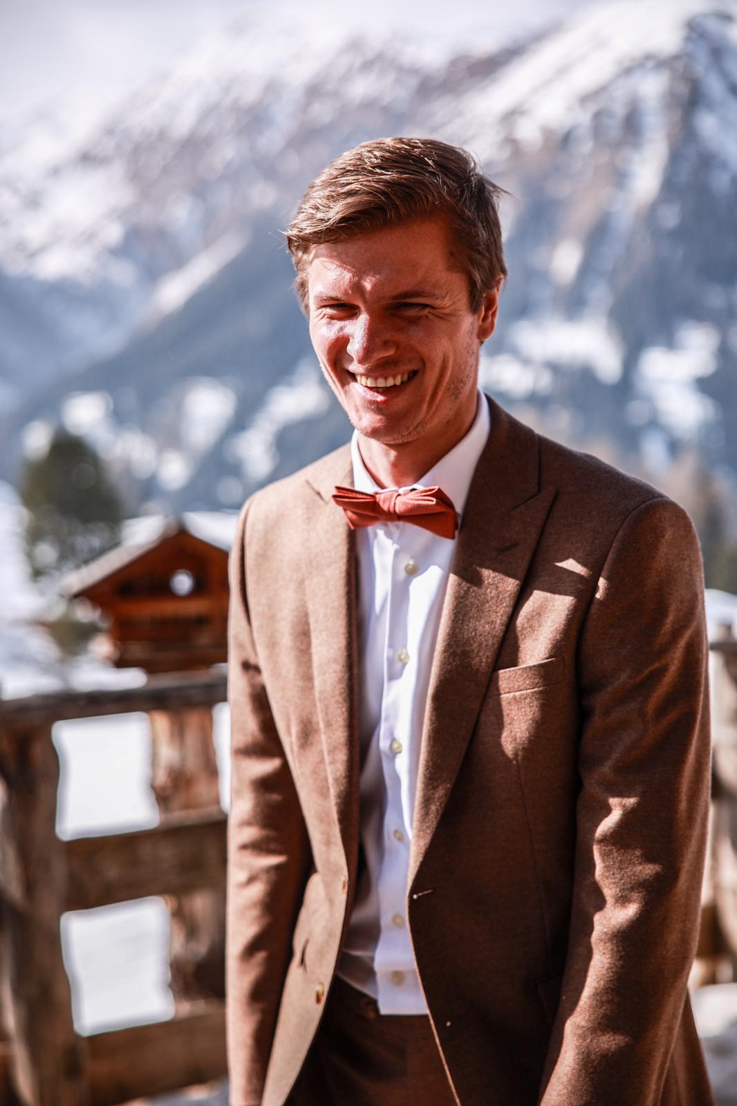 Groom wearing a bespoke wedding suit by Atelier ACÀN, crafted for a perfect fit.