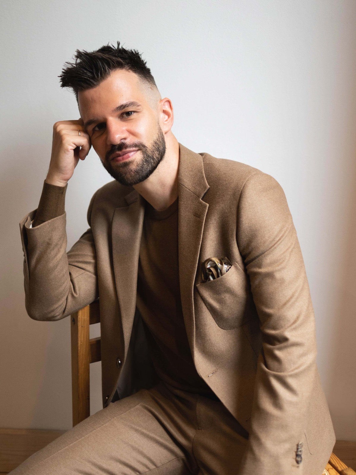 Stijn Baert wearing a bespoke suit by Atelier ACÀN in Ghent and Antwerp.