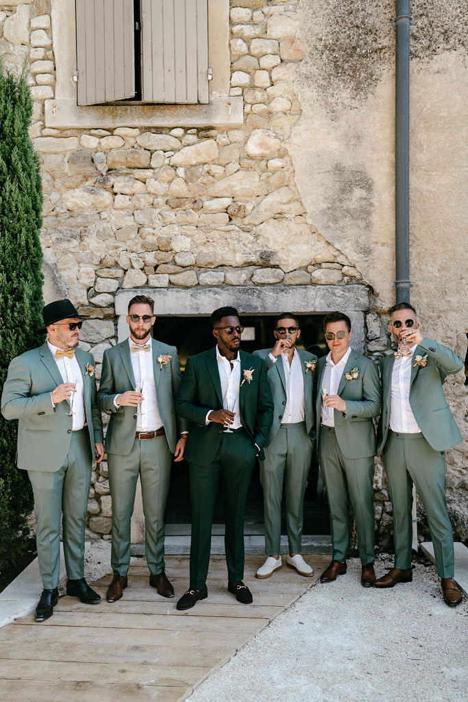 De suite met de bruidegom in groene trouwkostuums